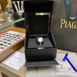全网女生听我的！买它…❤️。     伯爵“时来运转”顶级奢侈品入门款精致的 29mm尺寸大小！第一眼看到它的时候我一眼就中，首先是外观设计足够百搭，➕上外层一圈可来回转动 很有寓意、一起“转动，遇见非凡”。上手很秀气，彩色鳄鱼皮可轻松拆卸 看上去就高端，机芯采用瑞士进口石英机芯，螺旋式表圈316L精钢打磨抛光 表面光亮如镜、表盘内圈钻石刻度 11颗⭕️圆形美钻（约0.07克拉）外圈一颗圆形美钻（约0.05克拉）