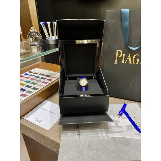 全网女生听我的!买它…❤️。 伯爵“时来运转”顶级奢侈品入门款精致的 29mm尺寸大小!第一眼看到它的时候我一眼就中,首先是外观设计足够百搭,➕上外层一圈可来回转动 很有寓意、一起“转动,遇见非凡”。上手很秀气,彩色鳄鱼皮可轻松拆卸 看上去就高端,机芯采用瑞士进口石英机芯,螺旋式表圈316L精钢打磨抛光 表面光亮如镜、表盘内圈钻石刻度 11颗⭕️圆形美钻(约0.07克拉)外圈一颗圆形美钻(约0.05克拉) 全网女生听我的!买它…❤️。 伯爵“时来运转”顶级奢侈品入门款精致的 29mm尺寸大小!第一眼看到它的时候我一眼就中,首先是外观设计足够百搭,➕上外层一圈可来回转动 很有寓意、一起“转动,遇见非凡”。上手很秀气,彩色鳄鱼皮可轻松拆卸 看上去就高端,机芯采用瑞士进口石英机芯,螺旋式表圈316L精钢打磨抛光 表面光亮如镜、表盘内圈钻石刻度 11颗⭕️圆形美钻(约0.07克拉)外圈一颗圆形美钻(约0.05克拉)