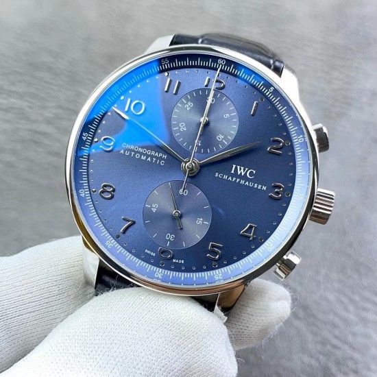IWC 万国 葡萄牙系列3714蓝盘IW371445自动机械计时跑秒腕表!精钢拉丝表壳,厚度与正品一样12.3mm 直径40.9mm ,穹型高通透蓝宝石镜面镀蓝膜。搭载7750订制自动机械计时码机芯,原装折叠扣。顶级出品-出货实拍 IWC 万国 葡萄牙系列3714蓝盘IW371445自动机械计时跑秒腕表!精钢拉丝表壳,厚度与正品一样12.3mm 直径40.9mm ,穹型高通透蓝宝石镜面镀蓝膜。搭载7750订制自动机械计时码机芯,原装折叠扣。顶级出品-出货实拍