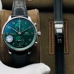 ZF Factory新款作品一IWC万.国表葡萄牙系列IW371615腕表（2019年大改款葡计） 精彩细节：1⃣️精致背透，机芯可一览无余！2⃣️新版表扣设计更加舒适精妙！3⃣️定制版CAL.69355机芯，无理由实现原装所有功能！4⃣️腕表尺寸41mmX13mm！5⃣️ZF早已烂熟于胸的IWC打磨技艺，实力演绎IWC的原汁原味！6⃣️前后两片蓝宝石水晶玻璃，通透无比！7⃣️比例和版型经过多次校正，做到与正品一致贴合手腕清新俊逸 品貌非凡！ZF Factory出品 必属精品 您值得拥有！