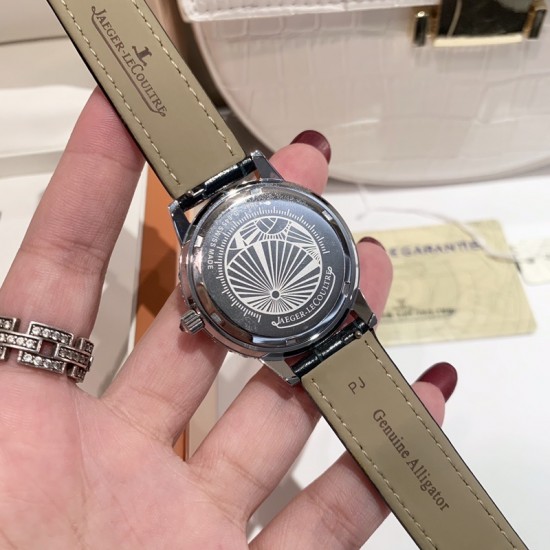 实拍 积家-Jaeger-LeCoultre DAZZLING RENDEZ- VOUS MOON约会系列月相珠宝腕表月之女神,是浪漫与柔美的象征,她掌管着大自然中的潮起潮落和季节更替,是艺术家与诗人们的灵感源泉,在温润莹亮的白色珍珠母贝映衬下,晶莹璀璨的钻石散发出夜空般的静谧之美,表圈镶嵌108颗 钻石,组成两个环绕表壳的同心圆。由36颗以爪镶工艺镶嵌的 钻石组成的外圈,为光芒闪耀的表圈营造出轻盈美妙的质感,尺寸36mm的精钢表壳搭配进口瑞士石英,采用蓝宝石水晶玻璃。 实拍 积家-Jaeger-LeCoultre DAZZLING RENDEZ- VOUS MOON约会系列月相珠宝腕表月之女神,是浪漫与柔美的象征,她掌管着大自然中的潮起潮落和季节更替,是艺术家与诗人们的灵感源泉,在温润莹亮的白色珍珠母贝映衬下,晶莹璀璨的钻石散发出夜空般的静谧之美,表圈镶嵌108颗 钻石,组成两个环绕表壳的同心圆。由36颗以爪镶工艺镶嵌的 钻石组成的外圈,为光芒闪耀的表圈营造出轻盈美妙的质感,尺寸36mm的精钢表壳搭配进口瑞士石英,采用蓝宝石水晶玻璃。