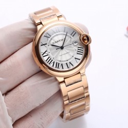 Cartier 卡地亚 蓝气球 机械42mm ！以风格细腻，格调优雅著称，精钢表壳的色泽度使得腕表如气球般轻盈，罗马数字时标在表盘上显得复古深邃，蓝宝石玻璃镜面！