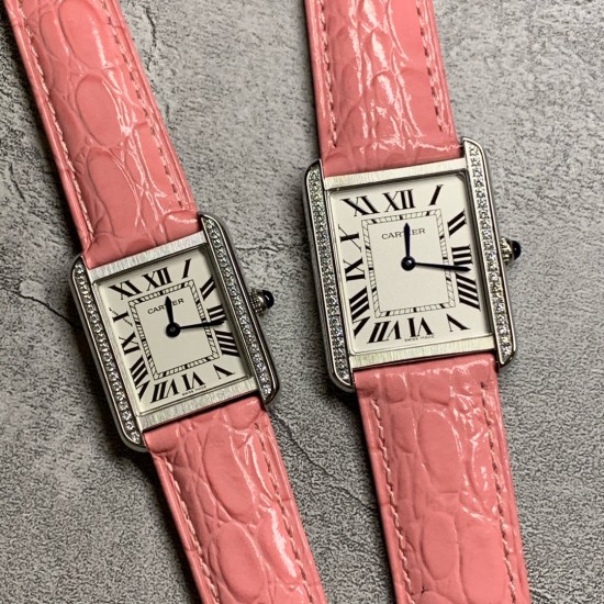 实拍【精品升级版】卡地亚超薄坦克Cartier Tank Solo系列,一款百搭 性价比又高的手表 采用瑞士石英机芯,圆珠形表冠,镶嵌一颗凸圆形合成尖晶石,镀银珠光表盘,罗马数字时标,剑形蓝钢指针,蓝宝石水晶镜面,可搭配进口鳄鱼纹牛皮表带,另有多种颜色荔枝纹原版皮为你打造个性化腕间配饰,直径:小号2431mm,中号2734mm。佩戴舒适柔软服帖,上手显得高贵又典雅,很气质很女人独家货源。「认准细节,欢迎质量对比」 实拍【精品升级版】卡地亚超薄坦克Cartier Tank Solo系列,一款百搭 性价比又高的手表 采用瑞士石英机芯,圆珠形表冠,镶嵌一颗凸圆形合成尖晶石,镀银珠光表盘,罗马数字时标,剑形蓝钢指针,蓝宝石水晶镜面,可搭配进口鳄鱼纹牛皮表带,另有多种颜色荔枝纹原版皮为你打造个性化腕间配饰,直径:小号2431mm,中号2734mm。佩戴舒适柔软服帖,上手显得高贵又典雅,很气质很女人独家货源。「认准细节,欢迎质量对比」