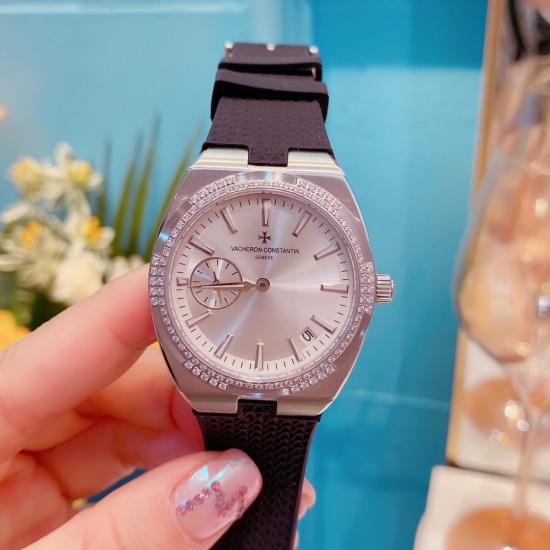 江诗丹顿-VACHERON CONSTANTIN纵横四海系列火热上市,突破传统,时尚优雅的多彩表带,可满足佩戴者在不同场合的需求,多样化的色彩设计演绎大胆而时尚的风格,江诗丹顿在装置时始终将舒适性放在首位,确保腕表完美贴合手腕,纯钢表壳,进口石英机芯,蓝宝石水晶玻璃,舒适胶质表带,采用原装针式表扣佩戴方便!尺寸:36.5mm 江诗丹顿-VACHERON CONSTANTIN纵横四海系列火热上市,突破传统,时尚优雅的多彩表带,可满足佩戴者在不同场合的需求,多样化的色彩设计演绎大胆而时尚的风格,江诗丹顿在装置时始终将舒适性放在首位,确保腕表完美贴合手腕,纯钢表壳,进口石英机芯,蓝宝石水晶玻璃,舒适胶质表带,采用原装针式表扣佩戴方便!尺寸:36.5mm