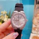 江诗丹顿-VACHERON CONSTANTIN纵横四海系列火热上市,突破传统,时尚优雅的多彩表带,可满足佩戴者在不同场合的需求,多样化的色彩设计演绎大胆而时尚的风格,江诗丹顿在装置时始终将舒适性放在首位,确保腕表完美贴合手腕,纯钢表壳,进口石英机芯,蓝宝石水晶玻璃,舒适胶质表带,采用原装针式表扣佩戴方便!尺寸:36.5mm 江诗丹顿-VACHERON CONSTANTIN纵横四海系列火热上市,突破传统,时尚优雅的多彩表带,可满足佩戴者在不同场合的需求,多样化的色彩设计演绎大胆而时尚的风格,江诗丹顿在装置时始终将舒适性放在首位,确保腕表完美贴合手腕,纯钢表壳,进口石英机芯,蓝宝石水晶玻璃,舒适胶质表带,采用原装针式表扣佩戴方便!尺寸:36.5mm