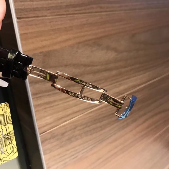 实拍 积家约会系列月相腕表延续了约会系列的独特美学,以珍珠母贝打造一轮皎洁明月,伴以钻石镶饰的璀璨星光,衬于深邃的蓝天表盘之上,可谓“晃所有人的眼,露自己的脸”,将女士的优雅浪漫萦绕腕间,俘获了芳心无数。进口石英机芯,蓝宝石镜面,原装折叠扣,表盘宽34mm,厚9mm。 实拍 积家约会系列月相腕表延续了约会系列的独特美学,以珍珠母贝打造一轮皎洁明月,伴以钻石镶饰的璀璨星光,衬于深邃的蓝天表盘之上,可谓“晃所有人的眼,露自己的脸”,将女士的优雅浪漫萦绕腕间,俘获了芳心无数。进口石英机芯,蓝宝石镜面,原装折叠扣,表盘宽34mm,厚9mm。