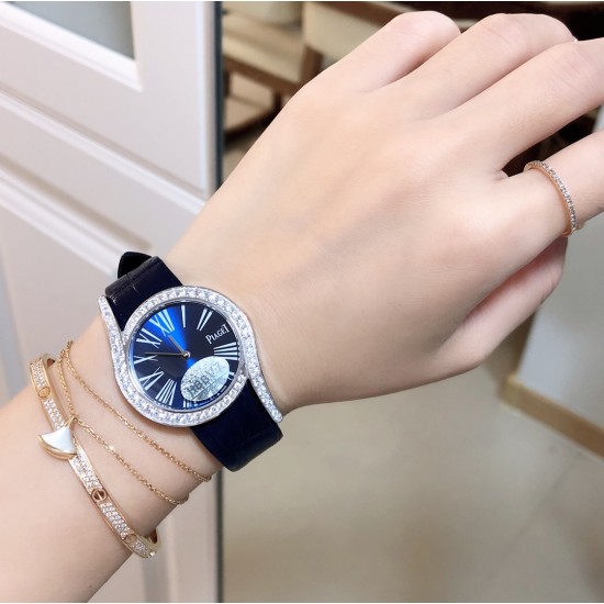 实拍 深海蓝 伯爵 全新Piaget Lime light系列腕表,以其独特的造型,引领着时尚界的风潮,更是邀请到国际巨星巩俐倾情代言,必将成为伯爵品牌全新的识别69式印,瑞士石英32mm 白金电镀 认准独家实拍细节品质! 实拍 深海蓝 伯爵 全新Piaget Lime light系列腕表,以其独特的造型,引领着时尚界的风潮,更是邀请到国际巨星巩俐倾情代言,必将成为伯爵品牌全新的识别69式印,瑞士石英32mm 白金电镀 认准独家实拍细节品质!