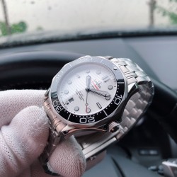 SJ出品 TW复刻版 欧米茄 OMEGA 全新海马系列 T2 300 米 潜水表 搭载钢带送尼龙带一条一表两带，抢先体验全新海马300 升级改为透视底，全新海马300升级为与正品一致全陶瓷表盘刻有[ZrO2]的印记升级陶瓷圈上的刻度和字 采用“白珐琅”工艺 不易变黄 有光泽，表针针形和老款不同，针形加大，读时更清晰，搭配进口美优达9015改8800机芯。（零返修）并配欧米茄代购包装力求完美！三杰精致推荐瑞士机械男士腕表 SJ为你精心挑选超真实实物图拍摄