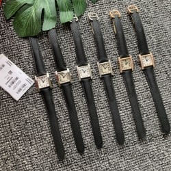 实拍 2020最新卡地亚法国坦克Cartier Tank Franaise系列，一款百搭 性价比又高的手表 搭配全新专柜欧版风格定制的原厂表带，进口瑞士石英机芯。八角形表冠，镶嵌一颗凸圆形合成尖晶石，剑形蓝钢指针，蓝宝石水晶镜面，采用与原装一致的实心内罩，尺寸：25 x 20mm。佩戴舒适柔软服帖，上手显得高贵又典雅，很气质很女人独家货源。