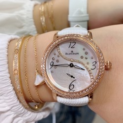 实拍 AW厂 Blancpain-宝珀女装系列复杂功能腕表共镶有152颗美钻。其中的108颗钻石镶嵌于36.8毫米的红金表壳之上。钻石紧密交织为两圈，错落有致，与品牌的标志性双层表圈设计相互呼应。表冠上亦镶有精致美钻，尽现腕表的华美雅致