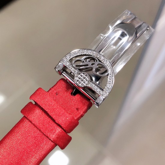 实拍 宝玑-Bregute、那不勒斯皇后系列瑞士石英搭配娟丝小牛皮 经过宝玑的再次演绎,已经成为了一件艺术品。充满贵族色彩的腕表设计渊源,还有宝玑引以为傲的制表工艺,都无不让人称奇与称赞。这款奢华复古的腕表散发着独特的魔力,悄悄走进了女人的心中,成为了她们梦寐以求的宝物之一! 实拍 宝玑-Bregute、那不勒斯皇后系列瑞士石英搭配娟丝小牛皮 经过宝玑的再次演绎,已经成为了一件艺术品。充满贵族色彩的腕表设计渊源,还有宝玑引以为傲的制表工艺,都无不让人称奇与称赞。这款奢华复古的腕表散发着独特的魔力,悄悄走进了女人的心中,成为了她们梦寐以求的宝物之一!