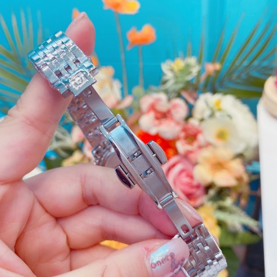 专柜同步发售欧米茄(OMEGA) 【精湛品质-女神专属】-女士精品腕表 碟飞典雅系列 原版复刻1:1,表款堪称是系列中最迷人的表款之一,尽显优雅气质与低调奢华,顶端表壳以316精钢打造,搭载日本进口西铁城机械 零返修 来自进口316钢表带 历经多道工序,防汗水,耐腐蚀 表盘-蓝宝石高清镜面 壳身整体超强立体感 精雕细琢,卓绝技艺 品质保证 尺寸:32mm厚11mm 时尚百搭,精致华贵呈现自然魅力 专柜同步发售欧米茄(OMEGA) 【精湛品质-女神专属】-女士精品腕表 碟飞典雅系列 原版复刻1:1,表款堪称是系列中最迷人的表款之一,尽显优雅气质与低调奢华,顶端表壳以316精钢打造,搭载日本进口西铁城机械 零返修 来自进口316钢表带 历经多道工序,防汗水,耐腐蚀 表盘-蓝宝石高清镜面 壳身整体超强立体感 精雕细琢,卓绝技艺 品质保证 尺寸:32mm厚11mm 时尚百搭,精致华贵呈现自然魅力