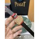 伯爵“时来运转”顶级奢侈品入门款四月季新配色 “红色玛瑙”表面 骄阳年华第一眼看到它的时候我一眼就中,首先是外观设计足够百搭,旋转式表圈可自由转动,外层一圈可来回转动 很有寓意、一起“转动,遇见非凡”。百搭中号34尺寸!上手很秀气,宝蓝色鳄鱼皮可轻松拆卸 看上去就高端,机芯采用瑞士进口石英机芯,螺旋式表圈316L精钢打磨抛光 表面光亮如镜、表盘内圈钻石刻度 11颗⭕️圆形美钻、外圈42颗圆形美钻 伯爵“时来运转”顶级奢侈品入门款四月季新配色 “红色玛瑙”表面 骄阳年华第一眼看到它的时候我一眼就中,首先是外观设计足够百搭,旋转式表圈可自由转动,外层一圈可来回转动 很有寓意、一起“转动,遇见非凡”。百搭中号34尺寸!上手很秀气,宝蓝色鳄鱼皮可轻松拆卸 看上去就高端,机芯采用瑞士进口石英机芯,螺旋式表圈316L精钢打磨抛光 表面光亮如镜、表盘内圈钻石刻度 11颗⭕️圆形美钻、外圈42颗圆形美钻