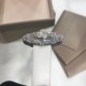 萧邦Happy Diamonds系列特别款!2019年官网力推款!2018即将过去,新的一年从元旦开始!枫叶美丽并寓意着坚毅精神!即代表永恒爱情送给恋人,也代表对美好的回忆,可送给一路陪伴的朋友,还代表一种岁月的轮回。1比1超前做工同步首发!表面配置三块蓝宝石防刮玻璃,瑞士朗达机芯,尺寸:外径34mm内径14mm。表带14/12。 萧邦Happy Diamonds系列特别款!2019年官网力推款!2018即将过去,新的一年从元旦开始!枫叶美丽并寓意着坚毅精神!即代表永恒爱情送给恋人,也代表对美好的回忆,可送给一路陪伴的朋友,还代表一种岁月的轮回。1比1超前做工同步首发!表面配置三块蓝宝石防刮玻璃,瑞士朗达机芯,尺寸:外径34mm内径14mm。表带14/12。