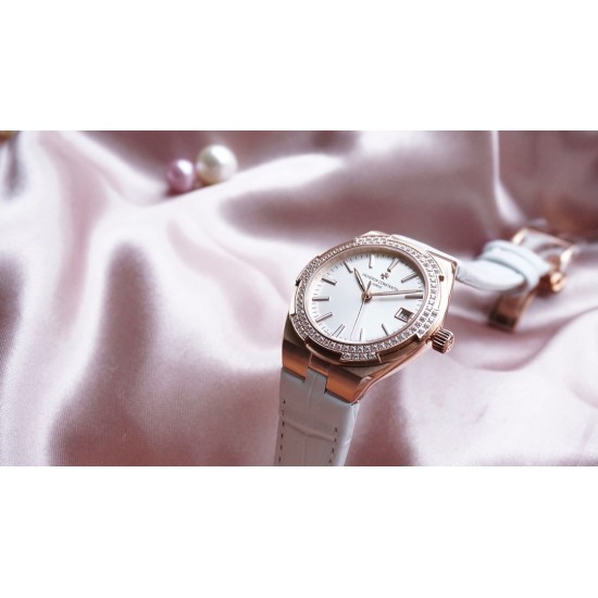 ★实拍 女神推荐款【Vacheron Constantin江诗丹顿】纵横四海系列OVERSEAS女款小号型【表壳】表径3610.8mm 质感细腻大方 84颗圆形切割施华洛水钻璀璨夺目 蓝宝石镜面永不刮花【表盘】大三针的设计 简约大方 旭日纹缎面拉丝的工艺处理 深邃优雅 18k金时标均带白色夜光涂层【机芯】CITIZEN8系列改Cal.5300机芯(机芯稳定零返修 )后原装18k纳米镀金质摆陀【表带扣】半马其他十字三片折叠式表扣 进口牛皮表带越欣赏 越懂欣赏 ★实拍 女神推荐款【Vacheron Constantin江诗丹顿】纵横四海系列OVERSEAS女款小号型【表壳】表径3610.8mm 质感细腻大方 84颗圆形切割施华洛水钻璀璨夺目 蓝宝石镜面永不刮花【表盘】大三针的设计 简约大方 旭日纹缎面拉丝的工艺处理 深邃优雅 18k金时标均带白色夜光涂层【机芯】CITIZEN8系列改Cal.5300机芯(机芯稳定零返修 )后原装18k纳米镀金质摆陀【表带扣】半马其他十字三片折叠式表扣 进口牛皮表带越欣赏 越懂欣赏