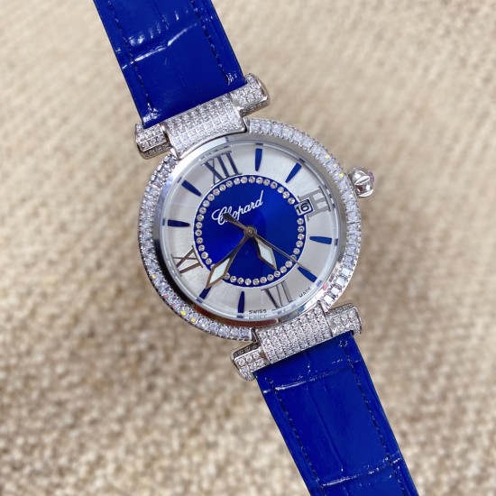 ★实拍 萧邦 CHOPARD IMPERIALE 系列腕表。独特风格带您走进一个新阶段并且成功塑造了崇尚自我表达和与众不同的生活化概念,316精钢材质,此表款全手工镶嵌施华洛世奇水晶钻,成为了美式奢侈生活风格的代表!进口石英机芯以及精细做工,佩戴贴手舒适,设计风格简约明朗。充满奢华璀璨的气息,光彩夺人、让你瞬间提升华丽的气质 ! ★实拍 萧邦 CHOPARD IMPERIALE 系列腕表。独特风格带您走进一个新阶段并且成功塑造了崇尚自我表达和与众不同的生活化概念,316精钢材质,此表款全手工镶嵌施华洛世奇水晶钻,成为了美式奢侈生活风格的代表!进口石英机芯以及精细做工,佩戴贴手舒适,设计风格简约明朗。充满奢华璀璨的气息,光彩夺人、让你瞬间提升华丽的气质 !