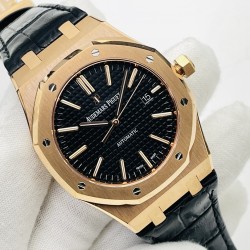 JF Factory标杆神器 爱彼A.超强V5升级版[拳头][拳头]1⃣️直径41MM！2⃣️搭载进口9015改原版Cal.3120全自动机芯！超级＂V5＂版主要升级技术特点：3⃣️表扣内侧两旁的英文字母修正与正品一致的立体浮雕字(重点在于字体上细腻的拉沙纹路）4⃣️表扣内侧的颜色修正与正品一致，表扣外的唛头更清晰更有立体感[悠闲]5⃣️把头＂唛头＂位置与拉沙纹路修正与正品一致[拳头]      JF Factory匠心力作 超级皇家橡树15400系列，欢迎您的品鉴！
