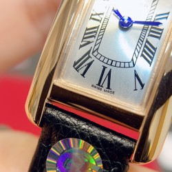 卡地亚-美国坦克-Cartier Tank Amricaine腕表，小号表款，三码合一。采用蓝宝‮水石‬晶镜面，瑞士石英机芯。原版开模，精钢表壳，八角形表冠，镶嵌一颗合成蓝色尖晶石，镀银表盘，剑形蓝钢指针，搭配原装光面折叠表扣，采用进口多色小牛皮。腕‮大表‬器优雅，深‮行受‬家青睐。表壳尺寸：34.80 x 19.00毫米。