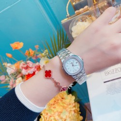 百达翡丽-鹦鹉螺系列✨7011玫瑰金针女表腕表，原装开模，原装Cal.E 23-250 S C石英机芯，电池寿命：3年，表径：32毫米表壳厚度：6.9毫米表盘材质：表圈经垂直磨砂处理；中央雕饰Nautilus水平横纹，覆荧光金质立体时标！