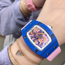 实拍 最新理查珐琅棉花糖理查德米勒 RichardMille 珐琅棉花糖 最新爆款 bon bon系列最稀有的作品！克服传统工艺打破模式！钟表最受尊敬的技术之一。不是所有人的嫁妆，棉花糖运动曲线和颜色，它们是诱人的。有了理查德米勒，实现了把棉花糖戴在你的手腕上！白色陶瓷加上黄粉绿搪瓷表盘，RM-07柔和的颜色创造了一个组合...甜蜜！糖果店的一次旅行，一个让人难以置信的艺术品。你会戴上它吗？