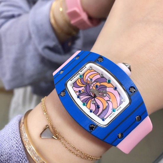 实拍 最新理查珐琅棉花糖理查德米勒 RichardMille 珐琅棉花糖 最新爆款 bon bon系列最稀有的作品!克服传统工艺打破模式!钟表最受尊敬的技术之一。不是所有人的嫁妆,棉花糖运动曲线和颜色,它们是诱人的。有了理查德米勒,实现了把棉花糖戴在你的手腕上!白色陶瓷加上黄粉绿搪瓷表盘,RM-07柔和的颜色创造了一个组合...甜蜜!糖果店的一次旅行,一个让人难以置信的艺术品。你会戴上它吗? 实拍 最新理查珐琅棉花糖理查德米勒 RichardMille 珐琅棉花糖 最新爆款 bon bon系列最稀有的作品!克服传统工艺打破模式!钟表最受尊敬的技术之一。不是所有人的嫁妆,棉花糖运动曲线和颜色,它们是诱人的。有了理查德米勒,实现了把棉花糖戴在你的手腕上!白色陶瓷加上黄粉绿搪瓷表盘,RM-07柔和的颜色创造了一个组合...甜蜜!糖果店的一次旅行,一个让人难以置信的艺术品。你会戴上它吗?