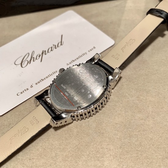 萧邦 LHEURE DU DIAMANT MEDIUM OVAL 此款LHeure du Diamant 椭圆形切割贝壳雕纹镶钻表盘 环以点缀钻石的表圈 优雅气韵 时尚风格和萧邦精湛的手工艺尽显无遗 光华耀眼 萧邦 LHEURE DU DIAMANT MEDIUM OVAL 此款LHeure du Diamant 椭圆形切割贝壳雕纹镶钻表盘 环以点缀钻石的表圈 优雅气韵 时尚风格和萧邦精湛的手工艺尽显无遗 光华耀眼