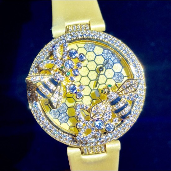 实拍 Cartier-卡地亚 创意宝石BESTIAIRE系列 HPI00480 珐琅 40毫米 石英机芯 女士腕表 黄金表盘 镶钻 半透明黄色内填珐琅 2只黄金蜜蜂装饰 镶嵌明亮式切割圆钻 黄色钻石及黑色珐琅条纹 4枚祖母绿蜂眼 这款腕表由尊贵超凡的金属雕琢而成 并衬以珍奇夺目的宝石 堪称高级珠宝中的真正典范 不仅如此 把一株繁茂的植物或者一只惊艳的动物设计成为表盘的造型 既给品牌创意增添了一丝神秘 又在作品中蕴藏了一份雅致 实拍 Cartier-卡地亚 创意宝石BESTIAIRE系列 HPI00480 珐琅 40毫米 石英机芯 女士腕表 黄金表盘 镶钻 半透明黄色内填珐琅 2只黄金蜜蜂装饰 镶嵌明亮式切割圆钻 黄色钻石及黑色珐琅条纹 4枚祖母绿蜂眼 这款腕表由尊贵超凡的金属雕琢而成 并衬以珍奇夺目的宝石 堪称高级珠宝中的真正典范 不仅如此 把一株繁茂的植物或者一只惊艳的动物设计成为表盘的造型 既给品牌创意增添了一丝神秘 又在作品中蕴藏了一份雅致
