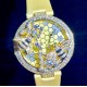 实拍 Cartier-卡地亚 创意宝石BESTIAIRE系列 HPI00480 珐琅 40毫米 石英机芯 女士腕表 黄金表盘 镶钻 半透明黄色内填珐琅 2只黄金蜜蜂装饰 镶嵌明亮式切割圆钻 黄色钻石及黑色珐琅条纹 4枚祖母绿蜂眼 这款腕表由尊贵超凡的金属雕琢而成 并衬以珍奇夺目的宝石 堪称高级珠宝中的真正典范 不仅如此 把一株繁茂的植物或者一只惊艳的动物设计成为表盘的造型 既给品牌创意增添了一丝神秘 又在作品中蕴藏了一份雅致 实拍 Cartier-卡地亚 创意宝石BESTIAIRE系列 HPI00480 珐琅 40毫米 石英机芯 女士腕表 黄金表盘 镶钻 半透明黄色内填珐琅 2只黄金蜜蜂装饰 镶嵌明亮式切割圆钻 黄色钻石及黑色珐琅条纹 4枚祖母绿蜂眼 这款腕表由尊贵超凡的金属雕琢而成 并衬以珍奇夺目的宝石 堪称高级珠宝中的真正典范 不仅如此 把一株繁茂的植物或者一只惊艳的动物设计成为表盘的造型 既给品牌创意增添了一丝神秘 又在作品中蕴藏了一份雅致