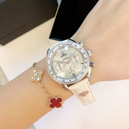 时光淙淙,细品每一刻芳香醇厚。欧米茄超霸系列38mm“卡布奇诺”有着双色的表盘配色,3个椭圆形小表盘的设计也令人眼前一亮。316精钢表壳福独特和欧米茄独特的Sedna️18K金搭配,整个表壳外圈镶钻,显得璀璨耀眼,匠具独心的双重表圈设计将钻石的闪亮光泽与超霸原型表款的运动精神完美融合,简直太显精致时髦感了!如此传奇的它颜值真的超能打,此款配色真的很治愈,不仅颜色百搭,完全不挑肤色! 时光淙淙,细品每一刻芳香醇厚。欧米茄超霸系列38mm“卡布奇诺”有着双色的表盘配色,3个椭圆形小表盘的设计也令人眼前一亮。316精钢表壳福独特和欧米茄独特的Sedna️18K金搭配,整个表壳外圈镶钻,显得璀璨耀眼,匠具独心的双重表圈设计将钻石的闪亮光泽与超霸原型表款的运动精神完美融合,简直太显精致时髦感了!如此传奇的它颜值真的超能打,此款配色真的很治愈,不仅颜色百搭,完全不挑肤色!