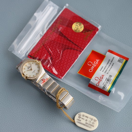 最高版本!TW厂欧米茄女款星座系列28mm石英腕表 ,每个零件都是原装一比一开模。1仿表史上首次搭载原装正品瑞士机芯2石英星座所有散件均可同原版互用 !3表带尾粒logo采用纯18k金,永不褪色!4表壳把管采用内六角旋入式把管,防水性能更佳!5壳的耳位经过线切割慢走丝加工而出,慢工出细活!6镜面玻璃电镀air双面无色增透膜,通透十足7字面纹路.logo.五角星及钻的镶嵌手法按原版来,细节讲究!TW出品,你值得拥有! 最高版本!TW厂欧米茄女款星座系列28mm石英腕表 ,每个零件都是原装一比一开模。1仿表史上首次搭载原装正品瑞士机芯2石英星座所有散件均可同原版互用 !3表带尾粒logo采用纯18k金,永不褪色!4表壳把管采用内六角旋入式把管,防水性能更佳!5壳的耳位经过线切割慢走丝加工而出,慢工出细活!6镜面玻璃电镀air双面无色增透膜,通透十足7字面纹路.logo.五角星及钻的镶嵌手法按原版来,细节讲究!TW出品,你值得拥有!