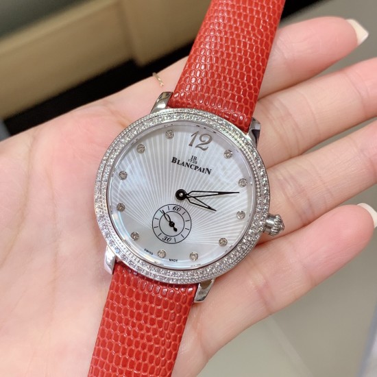 实拍 AW厂 Blancpain-宝珀女装系列复杂功能腕表共镶有152颗美钻。其中的108颗钻石镶嵌于36.8毫米的红金表壳之上。钻石紧密交织为两圈,错落有致,与品牌的标志性双层表圈设计相互呼应。表冠上亦镶有精致美钻,尽现腕表的华美雅致。 实拍 AW厂 Blancpain-宝珀女装系列复杂功能腕表共镶有152颗美钻。其中的108颗钻石镶嵌于36.8毫米的红金表壳之上。钻石紧密交织为两圈,错落有致,与品牌的标志性双层表圈设计相互呼应。表冠上亦镶有精致美钻,尽现腕表的华美雅致。