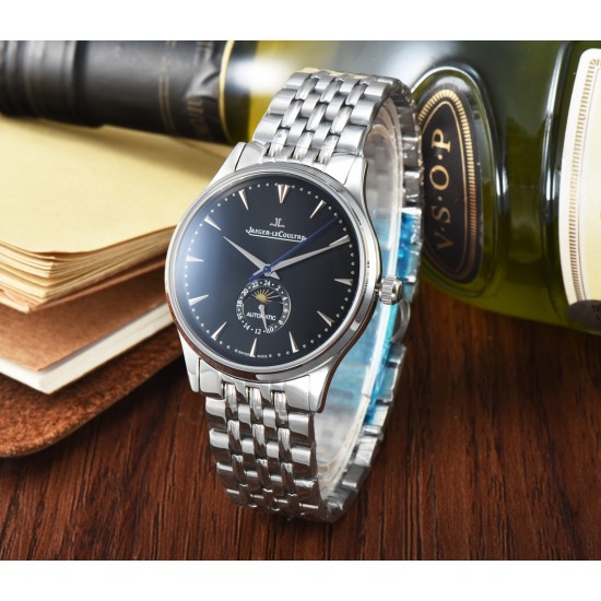 Jaeger-leCoultre Master Ultra Thin Moon积家超薄月相大师系列42mm腕表,简洁的线条设计,赏心悦目的表盘。 显示令表盘尽显活力,6位24小时指针宛如一幕和谐美妙的腕上芭蕾。透过玻璃底盖,机芯运行一目了然。这款厚度仅5.8毫米的超薄机芯向世人证实,超凡的技艺和极尽复杂的功能可以在狭小的空间内完美展现。顶级出品 精品不断 Jaeger-leCoultre Master Ultra Thin Moon积家超薄月相大师系列42mm腕表,简洁的线条设计,赏心悦目的表盘。 显示令表盘尽显活力,6位24小时指针宛如一幕和谐美妙的腕上芭蕾。透过玻璃底盖,机芯运行一目了然。这款厚度仅5.8毫米的超薄机芯向世人证实,超凡的技艺和极尽复杂的功能可以在狭小的空间内完美展现。顶级出品 精品不断