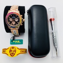 DR Factory诚意之作 V3升级版 市场最高版本 劳.力士Rolex全新彩虹圈迪通拿Daytona！升级细节：1:升级圈口角度与宝石大小颜色，缎纹字面更加富有光泽，能与原装保持一致！2:904L钢带，表壳按键防滑齿纹更加明显立体！3:劳力士彩虹圈迪通拿是ROLEX爱好者的首选，搭载7750机芯，奢华副本DAYTONA的最新首选，是土豪最佳选择！DR Factory为您呈现您想要的一切！DR品质 追求完美 不断超越！（附送专用拆表工具一套+专用手表收纳盒一个+时尚运动手环一条）