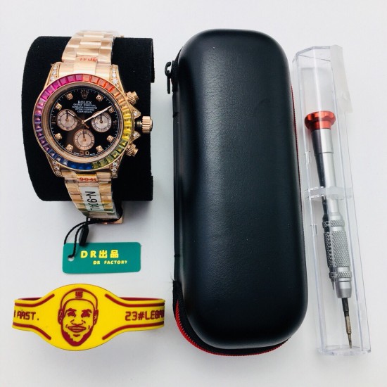 DR Factory诚意之作 V3升级版 市场最高版本 劳.力士Rolex全新彩虹圈迪通拿Daytona!升级细节:1:升级圈口角度与宝石大小颜色,缎纹字面更加富有光泽,能与原装保持一致!2:904L钢带,表壳按键防滑齿纹更加明显立体!3:劳力士彩虹圈迪通拿是ROLEX爱好者的首选,搭载7750机芯,奢华副本DAYTONA的最新首选,是土豪最佳选择!DR Factory为您呈现您想要的一切!DR品质 追求完美 不断超越!(附送专用拆表工具一套+专用手表收纳盒一个+时尚运动手环一条) DR Factory诚意之作 V3升级版 市场最高版本 劳.力士Rolex全新彩虹圈迪通拿Daytona!升级细节:1:升级圈口角度与宝石大小颜色,缎纹字面更加富有光泽,能与原装保持一致!2:904L钢带,表壳按键防滑齿纹更加明显立体!3:劳力士彩虹圈迪通拿是ROLEX爱好者的首选,搭载7750机芯,奢华副本DAYTONA的最新首选,是土豪最佳选择!DR Factory为您呈现您想要的一切!DR品质 追求完美 不断超越!(附送专用拆表工具一套+专用手表收纳盒一个+时尚运动手环一条)