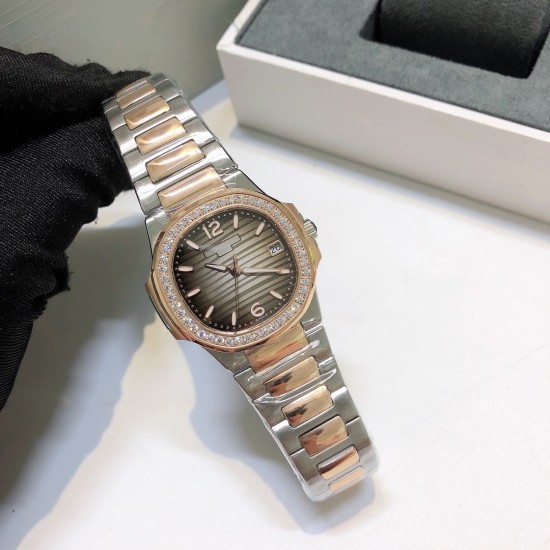 实拍 百达翡丽 鹦鹉系列机芯,瑞士石英女款.直径:32.5mm镜面:顶级蓝宝石镜面 材质:手工镶钻 字面超强夜光。精致表壳,搭配316L精钢带原庄专用扣。 实拍 百达翡丽 鹦鹉系列机芯,瑞士石英女款.直径:32.5mm镜面:顶级蓝宝石镜面 材质:手工镶钻 字面超强夜光。精致表壳,搭配316L精钢带原庄专用扣。