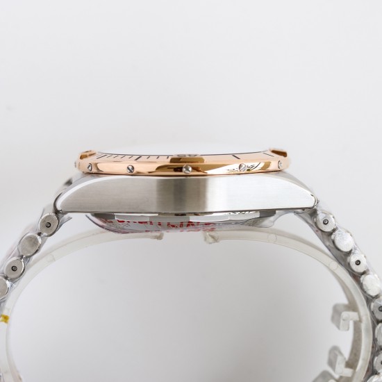 【硬核钢王】GF新品百年灵Chronomat,备受关注的蝴蝶扣辊珠精钢表链因其类似“子弹”的外形被称为“子弹链”。一体式圆滑倒角处理,每一处细节都展现出高辨识度机械美感!表壳纵向拉丝更显GF超凡的打磨功力!材质: 316L精钢直径: 42毫米机芯:Asia-7750机芯GF出品,复刻首选! 【硬核钢王】GF新品百年灵Chronomat,备受关注的蝴蝶扣辊珠精钢表链因其类似“子弹”的外形被称为“子弹链”。一体式圆滑倒角处理,每一处细节都展现出高辨识度机械美感!表壳纵向拉丝更显GF超凡的打磨功力!材质: 316L精钢直径: 42毫米机芯:Asia-7750机芯GF出品,复刻首选!