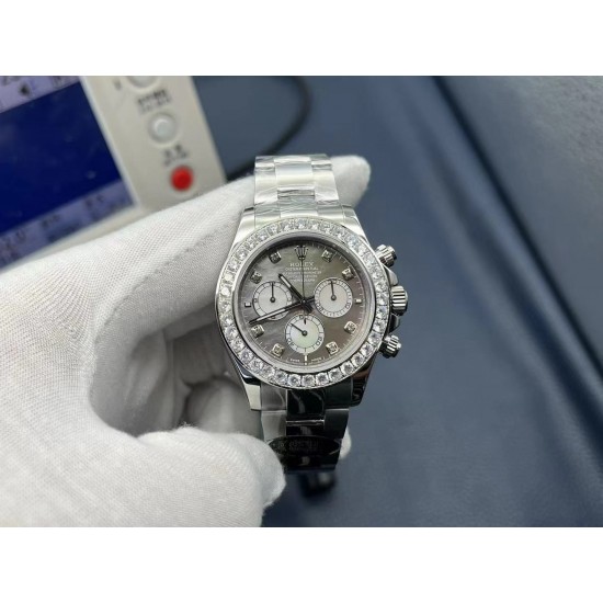 新款!ROLEX 劳力士迪通拿宇宙计型腕表116500LN系列 定制版特别款式,升级方面:1⃣️【直径】直径40MM,厚度12.2MM!接近原装厚度!2⃣️【机芯】搭载迪通拿4131自动上链机械机芯,厚度与正品保持一致,计时功能完美实现!3⃣️【材质】采用与原装一致的904L精钢,表带做工细腻完美!4⃣️【镜片】抗划损蓝宝石水晶玻璃镜面,通透性极佳! 新款!ROLEX 劳力士迪通拿宇宙计型腕表116500LN系列 定制版特别款式,升级方面:1⃣️【直径】直径40MM,厚度12.2MM!接近原装厚度!2⃣️【机芯】搭载迪通拿4131自动上链机械机芯,厚度与正品保持一致,计时功能完美实现!3⃣️【材质】采用与原装一致的904L精钢,表带做工细腻完美!4⃣️【镜片】抗划损蓝宝石水晶玻璃镜面,通透性极佳!