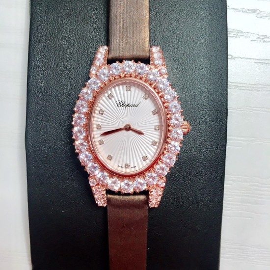 ❤️实拍 萧邦新款 LHEURE DU DIAMANT MEDIUM OVAL 此款LHeure du Diamant 椭圆形切割雕纹镶钻表盘 环以点缀钻石的表圈 优雅气韵 时尚风格和萧邦精湛的手工艺尽显无遗 光华耀目 ❤️实拍 萧邦新款 LHEURE DU DIAMANT MEDIUM OVAL 此款LHeure du Diamant 椭圆形切割雕纹镶钻表盘 环以点缀钻石的表圈 优雅气韵 时尚风格和萧邦精湛的手工艺尽显无遗 光华耀目