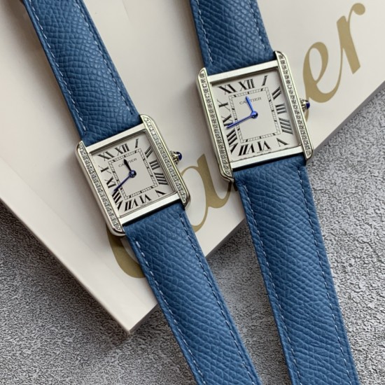 实拍【精品升级版】卡地亚超薄坦克Cartier Tank Solo系列,一款百搭性价比又高的手表 进口瑞士石英机芯,圆珠形表冠,镶嵌一颗凸圆形合成尖晶石,镀银珠光表盘,罗马数字时标,剑形蓝钢指针,蓝宝石水晶镜面,搭配进口牛皮表带,多颜色可搭配。直径:小号2431mm,中号2734mm。佩戴舒适柔软服帖,上手显得高贵又典雅,很气质很女人独家货源。 实拍【精品升级版】卡地亚超薄坦克Cartier Tank Solo系列,一款百搭性价比又高的手表 进口瑞士石英机芯,圆珠形表冠,镶嵌一颗凸圆形合成尖晶石,镀银珠光表盘,罗马数字时标,剑形蓝钢指针,蓝宝石水晶镜面,搭配进口牛皮表带,多颜色可搭配。直径:小号2431mm,中号2734mm。佩戴舒适柔软服帖,上手显得高贵又典雅,很气质很女人独家货源。