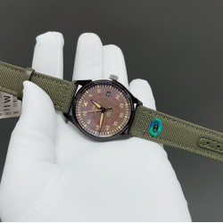 AOF全面升级 V7 版马克 飞行员PILOTS WATCHES全系列1️⃣利用最新的精密AI电喷技术，终于试验出少量的零色差的万国色值2️⃣全场唯一去除紫色温的黑面，开启了字面新工艺的 ＂狂飙’之战！ 3️⃣字體是完美油印100%和原版相同的字体  进口超强夜光⚠️终极版己完美修正纤细大小同步原版！！⚠️而日本进口机芯9015    2892正完完全全符合这特征，最新批次日本纯进口9015   2892更显精准，耐用，摆陀低噪，零返修