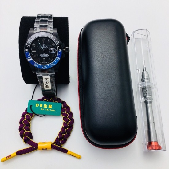 请注意前方[炸弹][炸弹][炸弹]黑旋风来袭了DR Factory2020最新力作[强][强][强] 黑壳劳力士Rolex格林尼治系列：1.【表壳】采用复合电镀工艺 使得壳身电镀更均匀细腻[色]，防反光凸透式放大日历窗2.【尺寸】40毫米x13毫米3.【表镜】抗刮损蓝水晶玻璃！4.【机芯】稳定复刻2836自动机械机芯！5.【表带】蚝式三节表链折叠扣！DR匠心之作 欢迎各路表友品鉴！（福利：现在买就送专用手表收纳盒+专用拆表工具+时尚潮人运动手环一条）