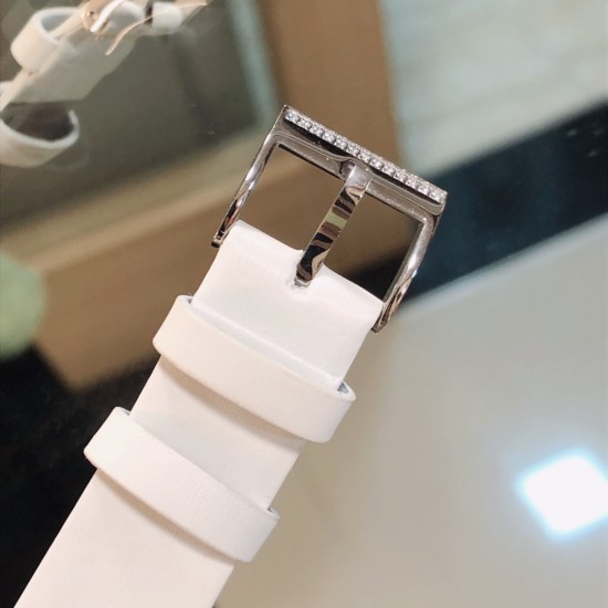 实拍 PlAGET-伯爵 Limelight酒桶形系列!尺寸27 x 38毫米。镶饰方形美钻。黑色陶瓷表冠。表扣镶饰13颗圆形美钻。蓝宝石水晶玻璃。这款Limelight酒桶形腕表犹如一套女装晚礼服,其白金表壳的每一面都镶饰着两行排列整齐的圆形美钻,将奢华优雅演绎得淋漓尽致。黑色的陶瓷表冠与黑色丝缎表带彼此呼应,形成了绝妙的搭配。银色的表盘泛着彩虹的光晕,而精巧纤细的黑色罗马数字时标则记录着光阴的流转,一览无遗。请认准独家细节品质。 实拍 PlAGET-伯爵 Limelight酒桶形系列!尺寸27 x 38毫米。镶饰方形美钻。黑色陶瓷表冠。表扣镶饰13颗圆形美钻。蓝宝石水晶玻璃。这款Limelight酒桶形腕表犹如一套女装晚礼服,其白金表壳的每一面都镶饰着两行排列整齐的圆形美钻,将奢华优雅演绎得淋漓尽致。黑色的陶瓷表冠与黑色丝缎表带彼此呼应,形成了绝妙的搭配。银色的表盘泛着彩虹的光晕,而精巧纤细的黑色罗马数字时标则记录着光阴的流转,一览无遗。请认准独家细节品质。