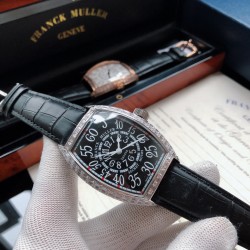 法兰克穆勒-Franck Muller 深受时尚男士及众多明星追捧的顶级腕表品牌，法兰克穆勒的标志性特征是其酒桶型表壳和夸张的弧度设计敖，采用手工镶砖手法制作，同时也拥有精湛的制表工艺，搭配全自动日本机械机芯，法兰克穆勒手表凝聚了无限心血、承载了无尽情感，是鉴赏家眼中出类拔萃敖、独一无二的完美杰作。尺寸55mmx42mmx13。FM-club™ 倾情推荐❗️