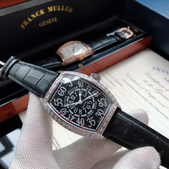 法兰克穆勒-Franck Muller 深受时尚男士及众多明星追捧的顶级腕表品牌,法兰克穆勒的标志性特征是其酒桶型表壳和夸张的弧度设计敖,采用手工镶砖手法制作,同时也拥有精湛的制表工艺,搭配全自动日本机械机芯,法兰克穆勒手表凝聚了无限心血、承载了无尽情感,是鉴赏家眼中出类拔萃敖、独一无二的完美杰作。尺寸55mmx42mmx13。FM-club™ 倾情推荐❗️ 法兰克穆勒-Franck Muller 深受时尚男士及众多明星追捧的顶级腕表品牌,法兰克穆勒的标志性特征是其酒桶型表壳和夸张的弧度设计敖,采用手工镶砖手法制作,同时也拥有精湛的制表工艺,搭配全自动日本机械机芯,法兰克穆勒手表凝聚了无限心血、承载了无尽情感,是鉴赏家眼中出类拔萃敖、独一无二的完美杰作。尺寸55mmx42mmx13。FM-club™ 倾情推荐❗️
