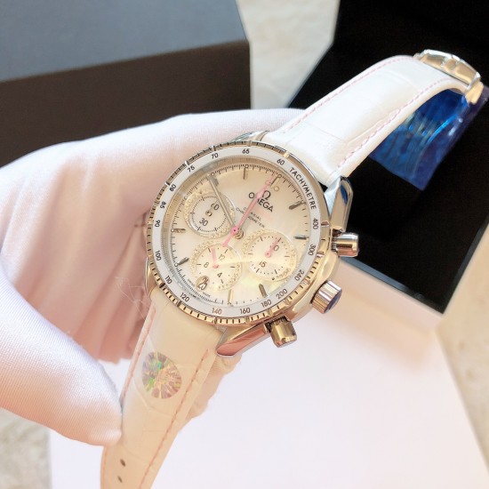 时光淙淙,细品每一刻芳香醇厚。欧米茄超霸系列38mm“卡布奇诺”有着双色的表盘配色,3个椭圆形小表盘的设计也令人眼前一亮。316精钢表壳福独特和欧米茄独特的Sedna️18K金搭配,整个表壳外圈镶钻,显得璀璨耀眼,匠具独心的双重表圈设计将钻石的闪亮光泽与超霸原型表款的运动精神完美融合,简直太显精致时髦感了!「MX实拍」如此传奇的它颜值真的超能打,此款配色真的很治愈,不仅颜色百搭,完全不挑肤色! 时光淙淙,细品每一刻芳香醇厚。欧米茄超霸系列38mm“卡布奇诺”有着双色的表盘配色,3个椭圆形小表盘的设计也令人眼前一亮。316精钢表壳福独特和欧米茄独特的Sedna️18K金搭配,整个表壳外圈镶钻,显得璀璨耀眼,匠具独心的双重表圈设计将钻石的闪亮光泽与超霸原型表款的运动精神完美融合,简直太显精致时髦感了!「MX实拍」如此传奇的它颜值真的超能打,此款配色真的很治愈,不仅颜色百搭,完全不挑肤色!