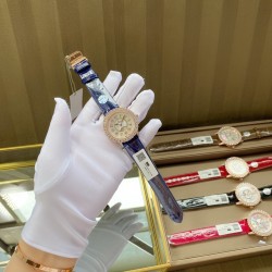 实拍 v18出品 狠货来袭 积家 约会大师 升级版最新24小时日月星辰 日月分明 女士腕表 珠宝镶钻设计风格首次使用高级珠宝的爪镶工艺而非常罕见轨道镶嵌！采用锆石材料。鲜艳光泽强！壳套：珠宝镶钻表壳、316L精钢玻璃：采用蓝宝石水晶表镜表盘：珍珠母贝镶钻表盘、台湾厂立体数字真钉立体！太阳月亮浮现出立体效果24小时日月分明表带：美洲鳄鱼皮表带尺寸：直径36mm，厚度8.8mm机芯：瑞士进口机芯体现出高贵优雅气质、材质进口质量保证零0⃣返修