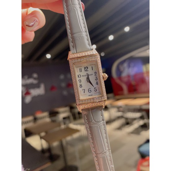 狠货来袭 积家 翻转满钻系列 牛皮台湾厂立体数字!三码合一 (搭配原装表扣凸出立体Logo ✅ )质量杠杠! 零0⃣️返修。深度防水。把头、后盖、于正品一致!壳套:珠宝镶钻表壳、316L精钢、深度防水!玻璃:采用蓝宝石水晶表镜表带:进口意大利牛皮 美洲鳄鱼皮表带尺寸:长度40.1mm宽度20mm机芯:瑞士进口机芯!搭配:保修卡 吊牌 底盖 三码合一编码:3356868 狠货来袭 积家 翻转满钻系列 牛皮台湾厂立体数字!三码合一 (搭配原装表扣凸出立体Logo ✅ )质量杠杠! 零0⃣️返修。深度防水。把头、后盖、于正品一致!壳套:珠宝镶钻表壳、316L精钢、深度防水!玻璃:采用蓝宝石水晶表镜表带:进口意大利牛皮 美洲鳄鱼皮表带尺寸:长度40.1mm宽度20mm机芯:瑞士进口机芯!搭配:保修卡 吊牌 底盖 三码合一编码:3356868