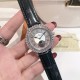 实拍 积家-Jaeger-LeCoultre DAZZLING RENDEZ- VOUS MOON约会系列月相珠宝腕表月之女神,是浪漫与柔美的象征,她掌管着大自然中的潮起潮落和季节更替,是艺术家与诗人们的灵感源泉,在温润莹亮的白色珍珠母贝映衬下,晶莹璀璨的钻石散发出夜空般的静谧之美,表圈镶嵌108颗 钻石,组成两个环绕表壳的同心圆。由36颗以爪镶工艺镶嵌的 钻石组成的外圈,为光芒闪耀的表圈营造出轻盈美妙的质感,尺寸36mm的精钢表壳搭配进口瑞士石英,采用蓝宝石水晶玻璃。 实拍 积家-Jaeger-LeCoultre DAZZLING RENDEZ- VOUS MOON约会系列月相珠宝腕表月之女神,是浪漫与柔美的象征,她掌管着大自然中的潮起潮落和季节更替,是艺术家与诗人们的灵感源泉,在温润莹亮的白色珍珠母贝映衬下,晶莹璀璨的钻石散发出夜空般的静谧之美,表圈镶嵌108颗 钻石,组成两个环绕表壳的同心圆。由36颗以爪镶工艺镶嵌的 钻石组成的外圈,为光芒闪耀的表圈营造出轻盈美妙的质感,尺寸36mm的精钢表壳搭配进口瑞士石英,采用蓝宝石水晶玻璃。