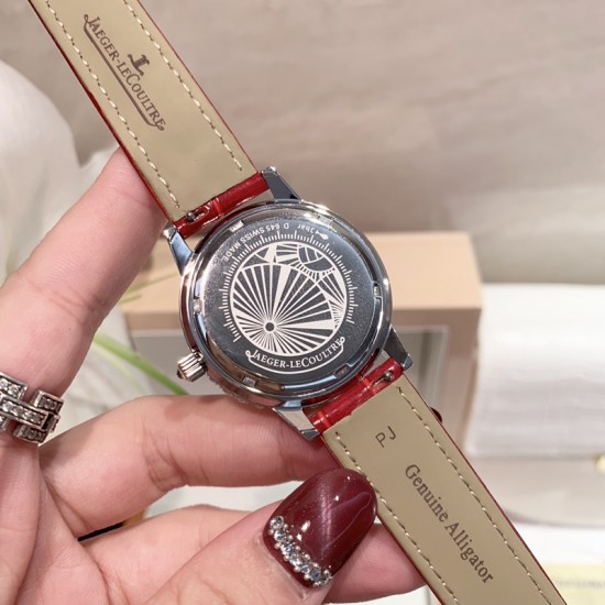 实拍 积家-Jaeger-LeCoultre DAZZLING RENDEZ- VOUS MOON约会系列月相珠宝腕表月之女神,是浪漫与柔美的象征,她掌管着大自然中的潮起潮落和季节更替,是艺术家与诗人们的灵感源泉,在温润莹亮的白色珍珠母贝映衬下,晶莹璀璨的钻石散发出夜空般的静谧之美,表圈镶嵌108颗 钻石,组成两个环绕表壳的同心圆。由36颗以爪镶工艺镶嵌的 钻石组成的外圈,为光芒闪耀的表圈营造出轻盈美妙的质感,尺寸36mm的精钢表壳搭配进口瑞士石英,采用蓝宝石水晶玻璃。 实拍 积家-Jaeger-LeCoultre DAZZLING RENDEZ- VOUS MOON约会系列月相珠宝腕表月之女神,是浪漫与柔美的象征,她掌管着大自然中的潮起潮落和季节更替,是艺术家与诗人们的灵感源泉,在温润莹亮的白色珍珠母贝映衬下,晶莹璀璨的钻石散发出夜空般的静谧之美,表圈镶嵌108颗 钻石,组成两个环绕表壳的同心圆。由36颗以爪镶工艺镶嵌的 钻石组成的外圈,为光芒闪耀的表圈营造出轻盈美妙的质感,尺寸36mm的精钢表壳搭配进口瑞士石英,采用蓝宝石水晶玻璃。