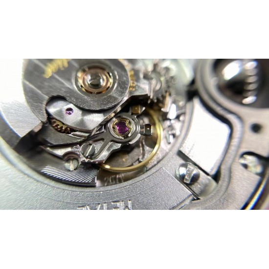 [烟花][烟花][烟花][烟花]新品上市。蓝气球33mm，36mm全新配置:1:搭载独家原版25钻卡地亚076机芯。2:蓝气球076机芯一档机芯与正品一致，无日历空挡。3:手表厚度9.96mm，蓝气球独家工艺。4:淘汰全网日本机芯NH05版本，开创蓝气球全新时代。